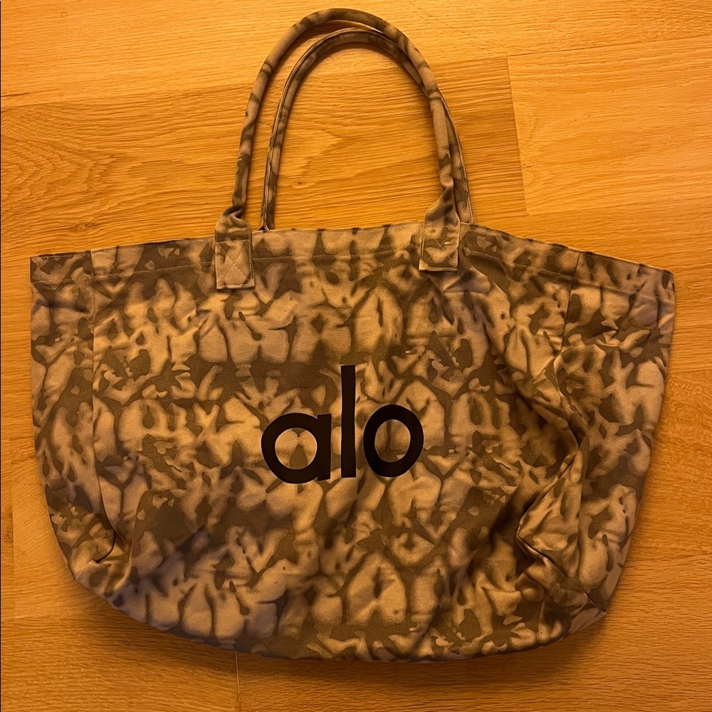 Alo yoga tyedye tote